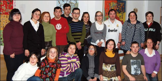 Los diecinueve jóvenes de la Fundación Síndrome de Down de Cantabria que participan en el programa Empleo con Apoyo